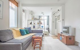 Studio In Georgian Property Next To Buckingham Palace